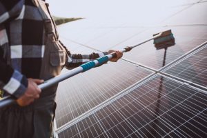 ¿Cada cuánto hay que limpiar los paneles solares?